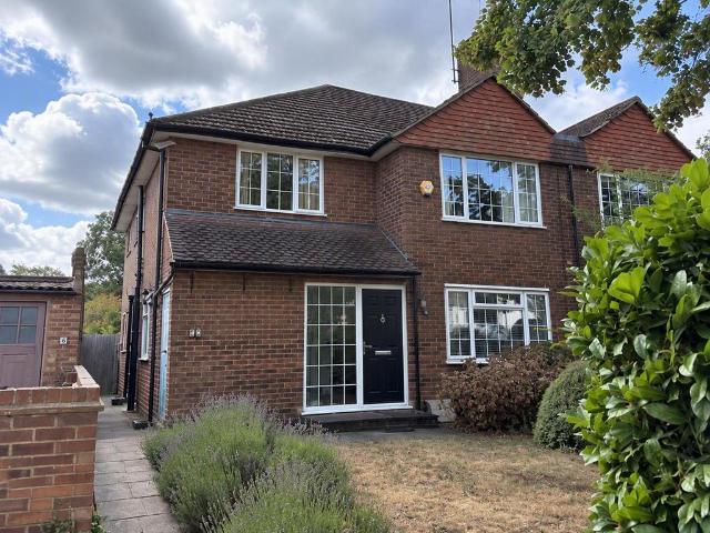 Sugden Road, THAMES DITTON 3 bed maisonette to rent £2,500 pcm £577 pw