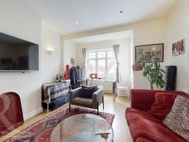 Suitable up to 5 sharing,Excellent location NW11
