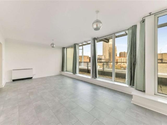Suitable for families, singles, or up to 2 unrelated sharers. Superb 3 bedroom apartment with 3 private balconies
