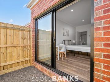Suite 4 Private studio with Courtyard only 800m to Station