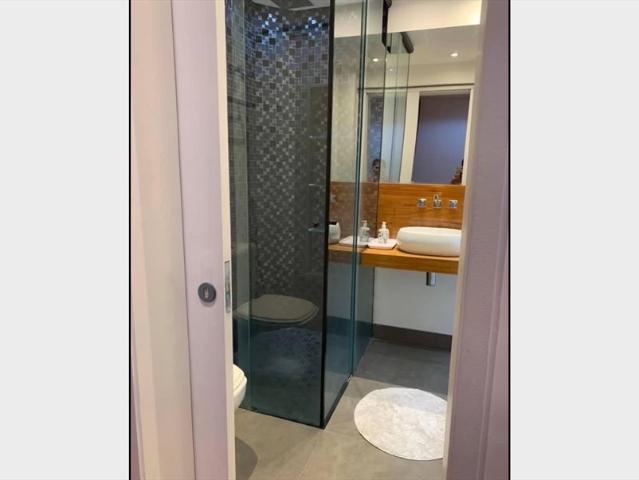 Suíte bem equipada em apartamento amplo