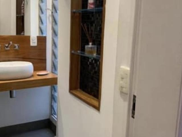 Suíte confortável, mobiliada em apartamento muito amplo