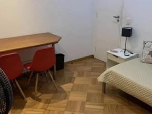 Suíte confortável, mobiliada em apartamento muito amplo