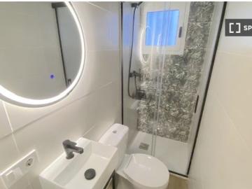 SUITE Deluxe con BAÑO PRIVADO.* cerca del CENTRO con cerradura en la puerta, cama doble, TV de 32&am