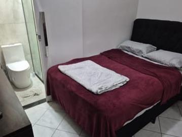 Suíte mobiliada para rapazes c/ ar condicionado