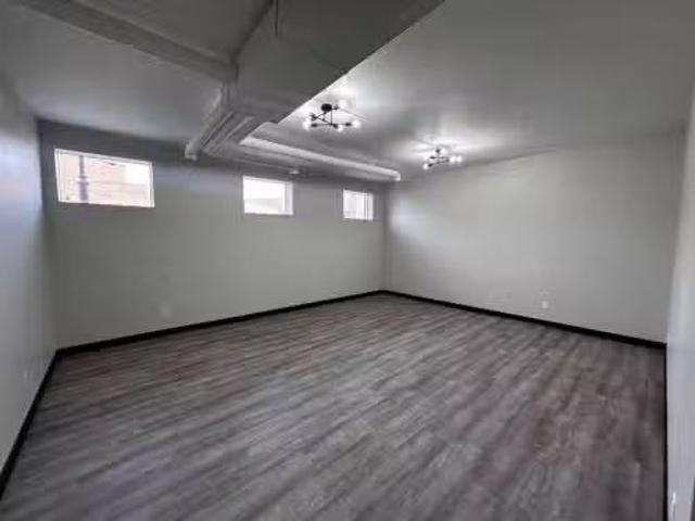 Suites B & C 4923 50 Street, Innisfail, AB, T4G 1W4 commerci.