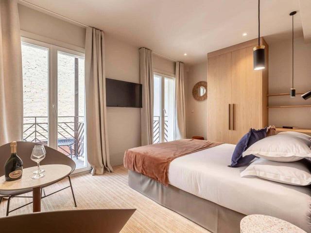 Suites FL Executive Suite 303