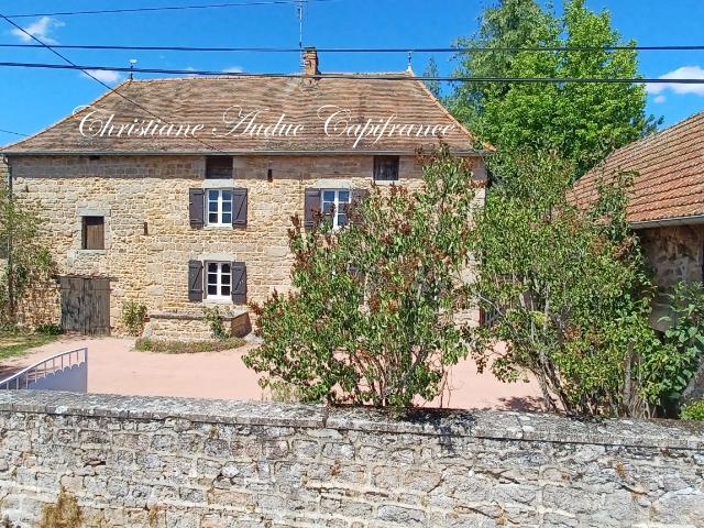 Suin, Ancien corps de ferme en pierre, de 133 m², avec fort potentiel de développement, sur 1 500 m² de terrain