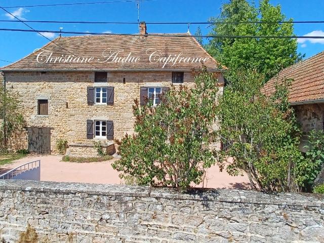 Suin, Ancien corps de ferme en pierre, de 133 m², avec fort. 128m² Suin