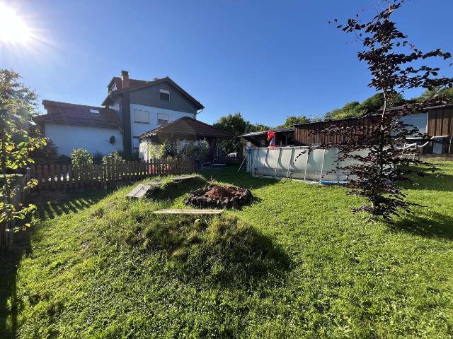 Sukzessive modernisiertes Zweifamilienhaus mit Gartenidylle, Nebengebäude Halle und Doppelgarage