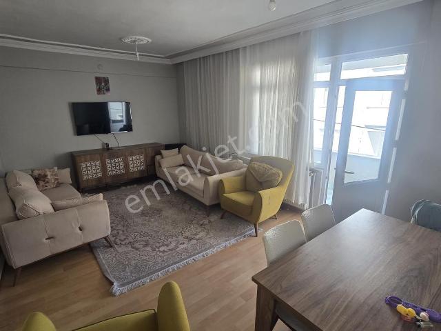 Sultanbeyli Adil'de 95 M2 Merkezi Konumda Geniş Kullanımlı Daire
