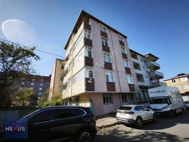 Sultanbeyli'de Ana Caddeye Yakın Kiralık 2+1 Boyalı Geniş Daire