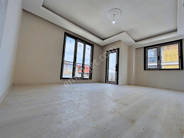 Sultanbeyli'de Ana Caddeye Yakın Satılık 6+1 Üst Dublex Daire