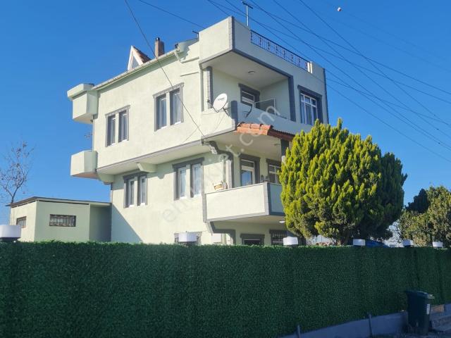Sultanköyde Deniz Manzaralı 4 Katlı 5+1 Müstakil Satılık Villa