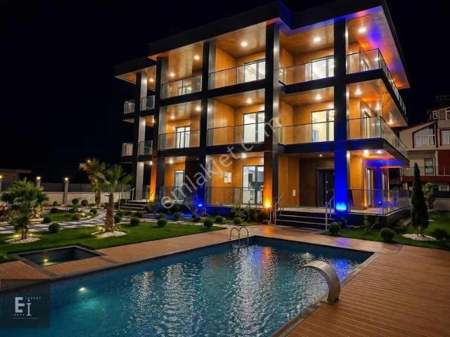 Sultanköyde Havuzlu Lüks Villa 350m2 Kapalı + 225m2 Açık Alan