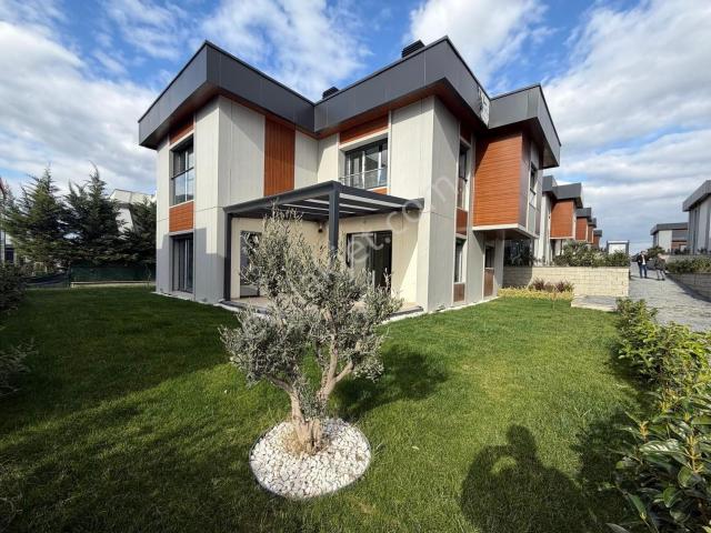 Süleymanpaşa’da havuzlu lüks Ve Sıfır asansörlü Tripleks Villa
