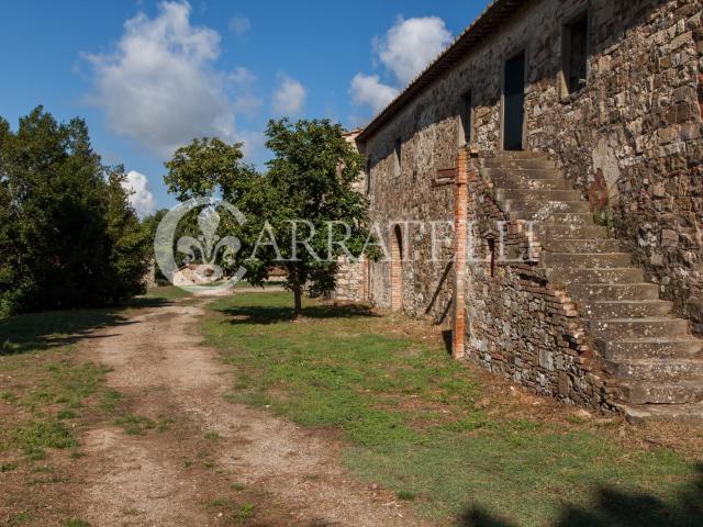 Sulle colline senesi, in una posizione molto panoramica si t. 2200m² Gaiole in Chianti