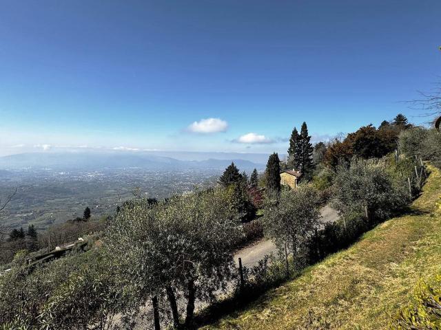 Sulle colline tra Lucca e Firenze, nelle vicinanze del carat. 140m² Capannori