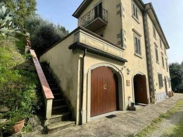 Sulle prime colline di Pescia, a pochi passi dal centro stor. 1050m² Pescia