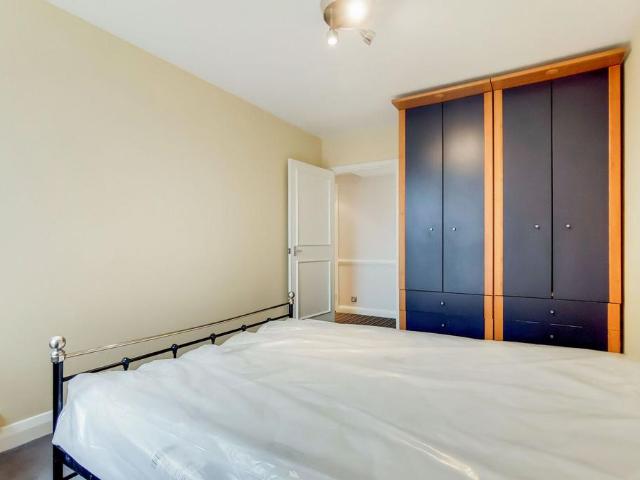 Sullivan Close, Battersea, London, SW11 3 bed flat to rent £2,750 pcm £635 pw