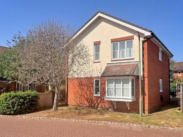 Sullivans Reach, Walton on Thames, KT12 2 bed maisonette to rent £1,600 pcm £369 pw