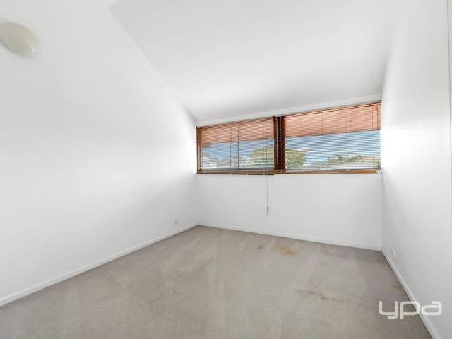 Supurb Location Charming Double Story Home Near Keilor Central Shopping Centre