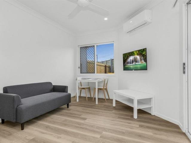 SUPER CONVENIENT MITCHELTON LOCATION