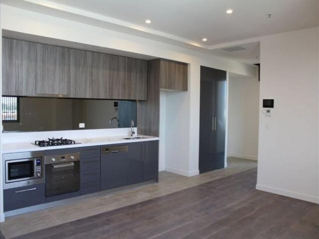 Super Convenient One Bedroom Apartment with Study