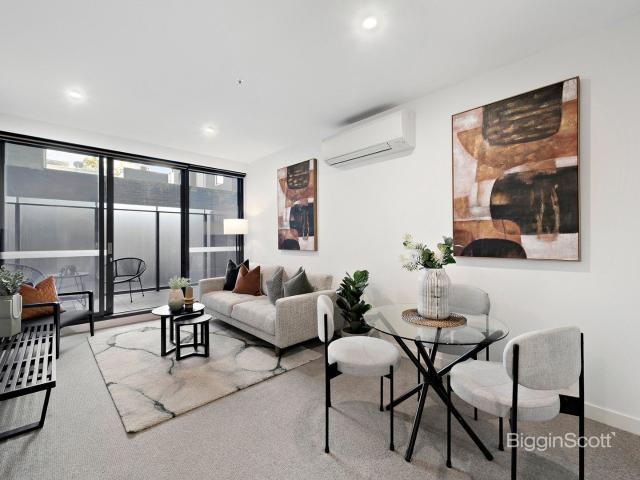 Super Convenient Location Next to Shopping Centre