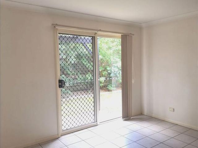 Super convenient location! 3 Bed Townhouse in Sunnybank Hills water bill included in rent Modern, Spacious & Convenient!