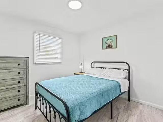 SUPER CLEANOrganizedCentrally Located Orange Park House with D.