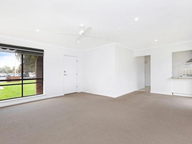 Super Cute 2 Bedroom Unit Handy to Everything