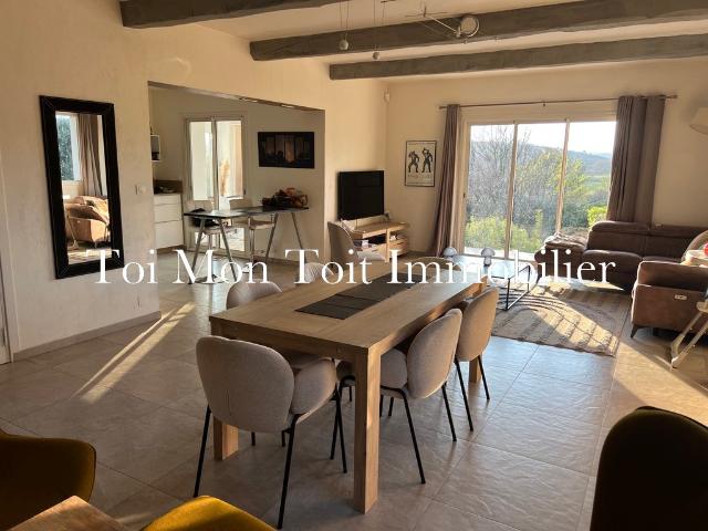 Super environnement pour cette villa F7 de 183 m2 + 2 garages, Piscine, le tout sur une parcelle de 4300 m2