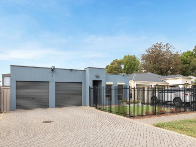 REDUCED FOR SALE SUPER FOR SINGLES, COZY FOR COUPLES OR EXCELLENT FOR INVESTORS!