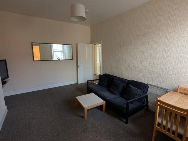 Super Flat/Rooms Available Immediately