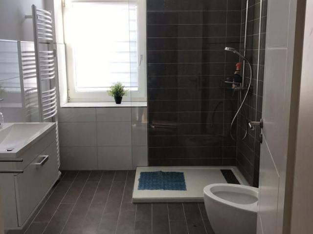Super geschnittene 3 Raum Wohnung mit Abstellraum in der Wohnung und neuem Bad und Einbauküche