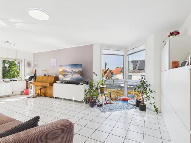 Super Lage: 3 Zimmer Wohnung im 1.OG mit Loggia