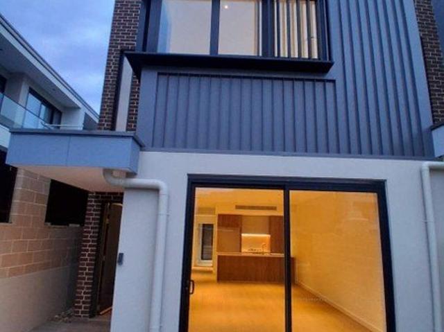 super large Brand New Townhouse with 3 bedrooms with 3 baths