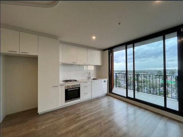 Super Location with IKON 1 Bed !