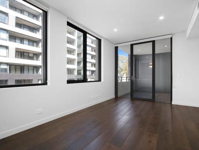 SUPER MODERN ONE BEDROOM PLUS PARKING WHEN CONVENIENCE IS KEY!