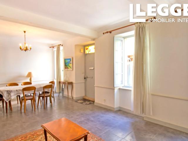 Super prix pour cette grande maison en pierre, tout confort. Centre village, proche aux commodités