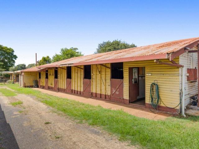SUPER RARE Stable Precinct Property 700m from Racecourse!