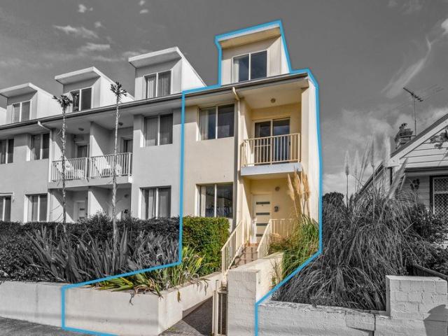 SUPER SIZED TOWNHOUSE OPEN TO VIEW SATURDAY 11 11.30AM