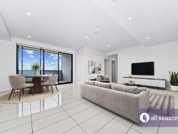 Super Spacious Top Floor APT In A Prime Location With Great Value