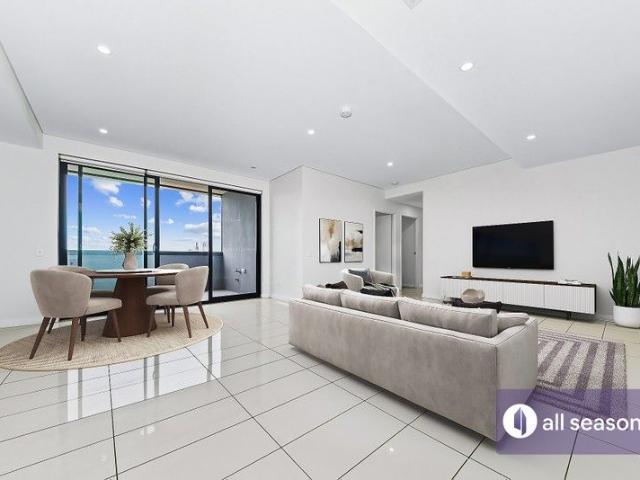 Super Spacious Top Floor APT In A Prime Location With Great Value