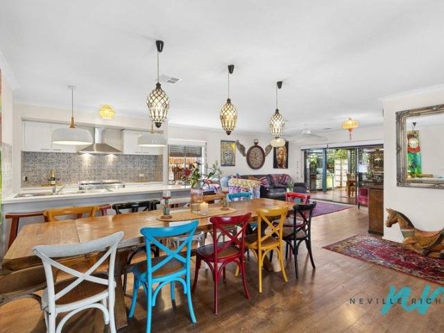 Super Spacious Entertainers Home Close to Town & The Beach