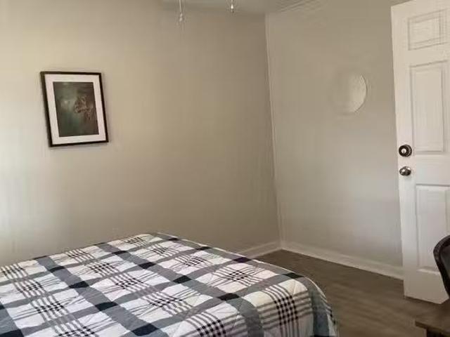 Super Star Host Beautiful Newly Renovated Home Close to bus l.