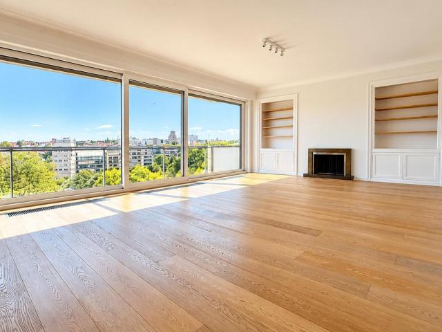 Superb 3 bedroom apartment with terrace and 2 garages