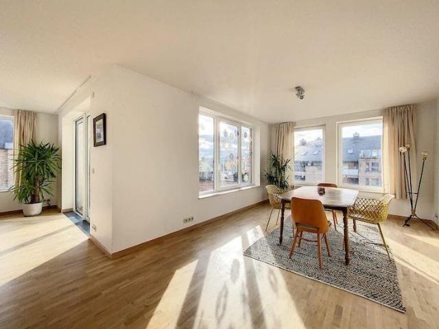 Superb 3 bedroom flat with terrace & garage