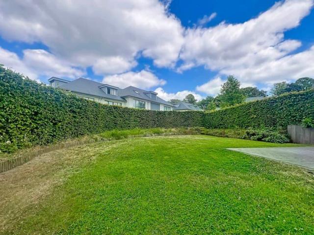SUPERB 3 OR 4 BEDROOMS HOUSE WITH PRIVATE GARDEN